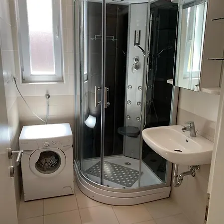 - Dalmacija Apartment Mandre